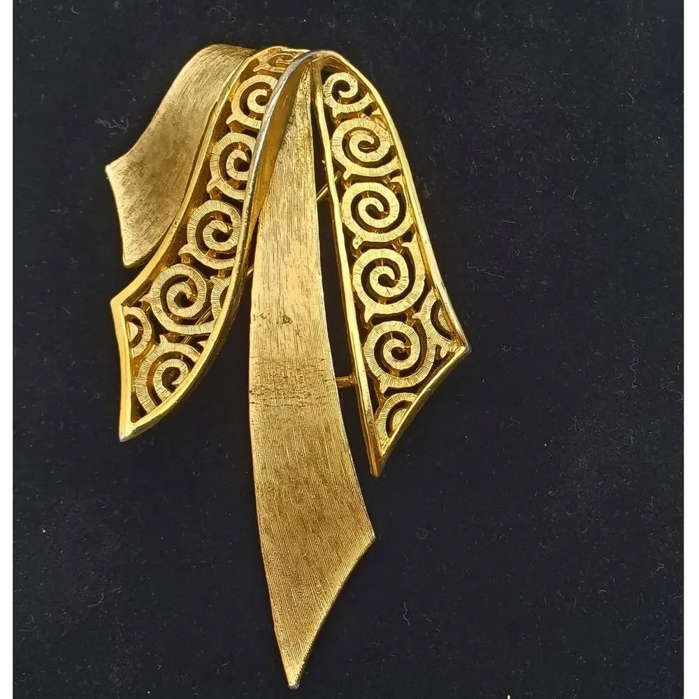 Trifari Brushed Gold Ribbon Brooch Swirl Modernist Pin Vintage 1960s 1970s